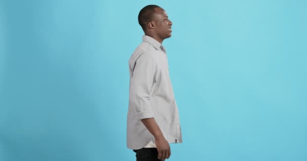Afrikansk amerikansk fyr holder sin ømme lænd, bagudsyn – Stock-video