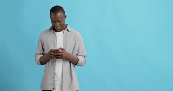 밀레니엄 아프리카계 미국 남자가 핸드폰으로 네트 워킹을 합니다. — 비디오