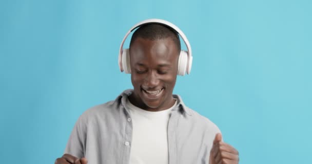 Emotionele Afro-Amerikaanse man luisteren naar muziek in hoofdtelefoon — Stockvideo