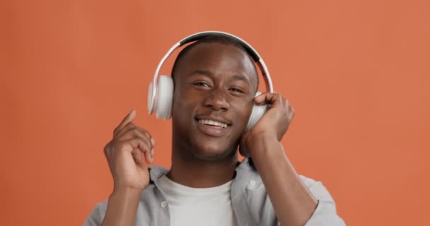 Positiv afrikansk amerikansk kille i headset dans, njuter av musik — Stockvideo