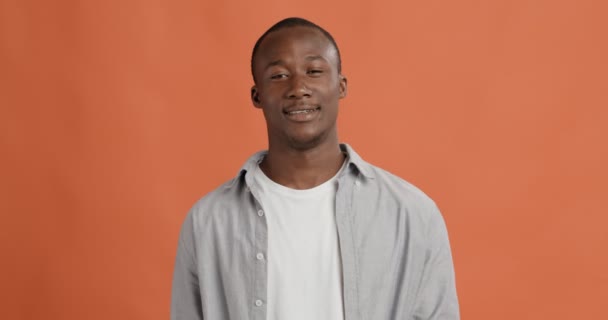 Glad sort mand giver gave, hilsen med ferie til kamera – Stock-video