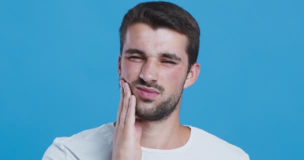 Young man suffering from strong tooth pain — Stock Video