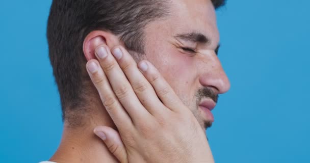 Perfil de close-up de homem doente com dor de ouvido — Vídeo de Stock