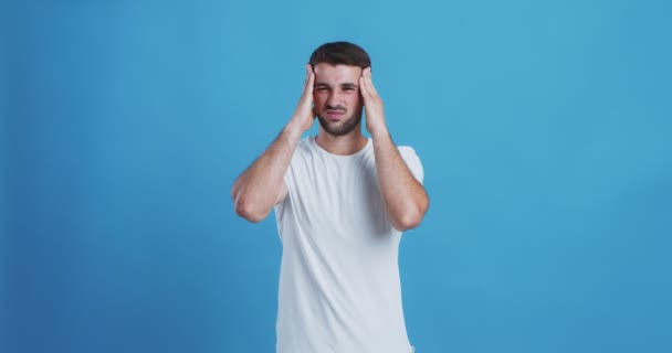 Jongeman met hoofdpijn masseren zijn slapen — Stockvideo