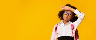 Hasta Afrikalı Liseli Kız Başa Dokunma Ateşi, Sarı Arkaplan, Panorama