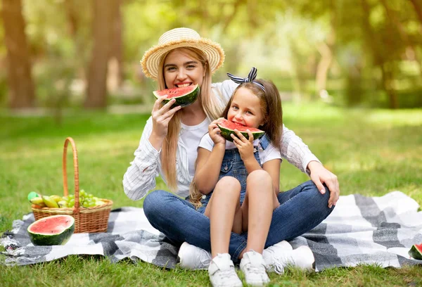 Mor och dotter äter frukt på picknick spendera helgen utanför — Stockfoto