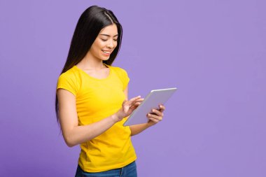 Gülümseyen Asyalı Kız Mor Arkaplan Üzerine Dijital Tablet Sosyal Ağ Tarıyor