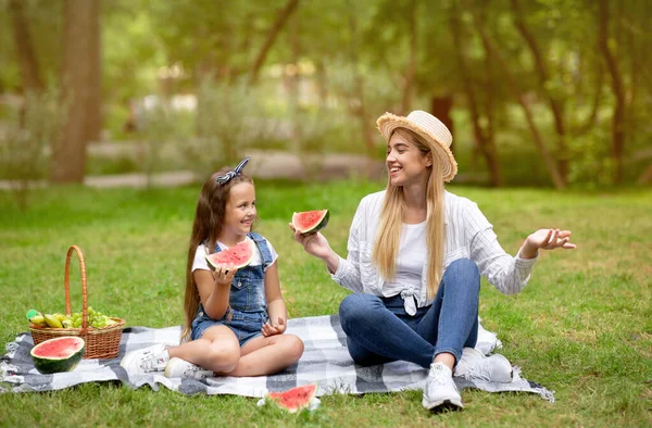 Mor och dotter Att ha picknick Att äta frukt Njuter av sommaren utomhus — Stockfoto