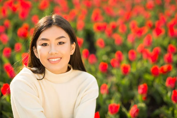 Retrato de menina asiática sorrindo e olhando para a câmera — Fotografia de Stock