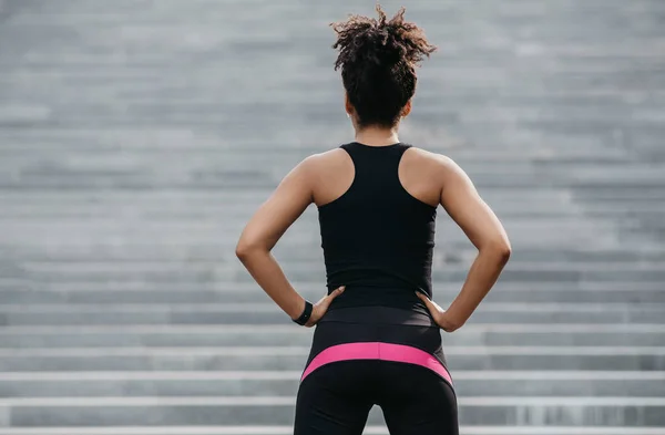 Entrenamiento cardiovascular en las escaleras. Afro-americana chica comienza ejercicio —  Fotos de Stock