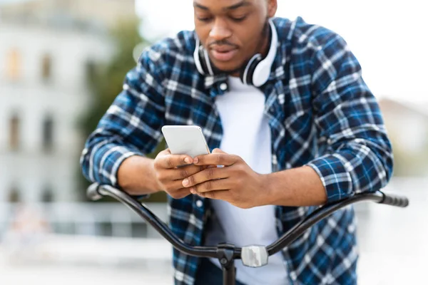 스마트폰으로 문자를 보내는 아프리카계 미국인 남자의 모습 — 스톡 사진
