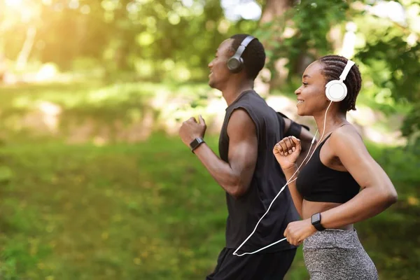 Morning Run Concept. Sporty nero uomo e donna jogging all'aperto in parco — Foto Stock