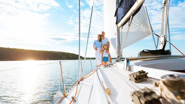 Familie vakantie op jacht, Ouders en Dochter Zeilen over zee — Stockfoto