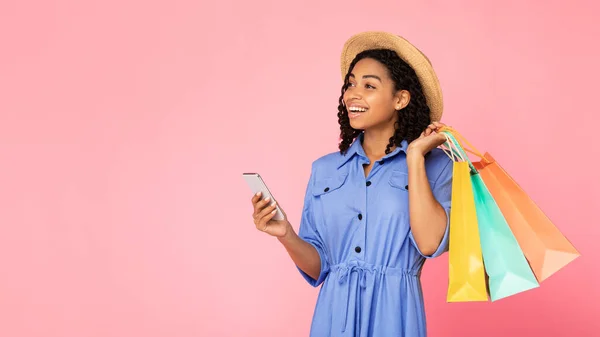 Preto senhora usando telefone transportando Shopper sacos no estúdio, panorama , — Fotografia de Stock