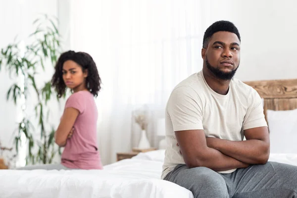 Házas afrikai pár szexuális problémákkal, ül ideges az ágyban — Stock Fotó