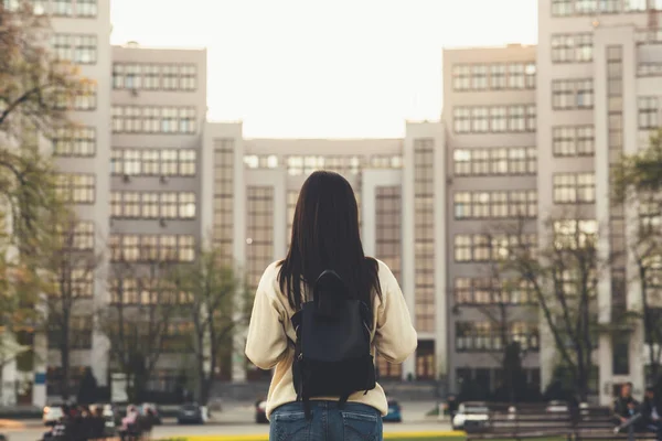 Vista trasera de la niña caminando y mirando a la ciudad — Foto de Stock