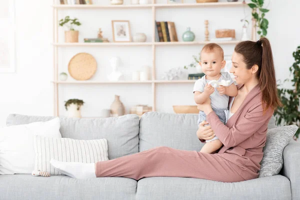 Felicidad de la maternidad. Joven mujer disfrutando tiempo con su bebé en casa — Foto de Stock