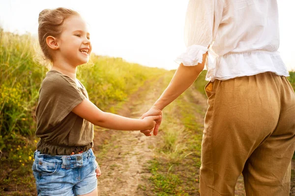 Mamma tar sin lilla dotter i handen — Stockfoto