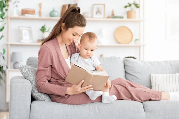 Loving mam lezen sprookjes naar haar schattige peuter zoon thuis — Stockfoto