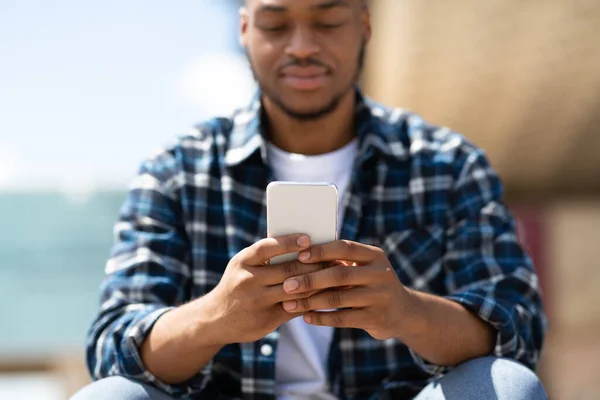 Retrato de sms de mensagens de texto de pessoa negra no telefone inteligente — Fotografia de Stock