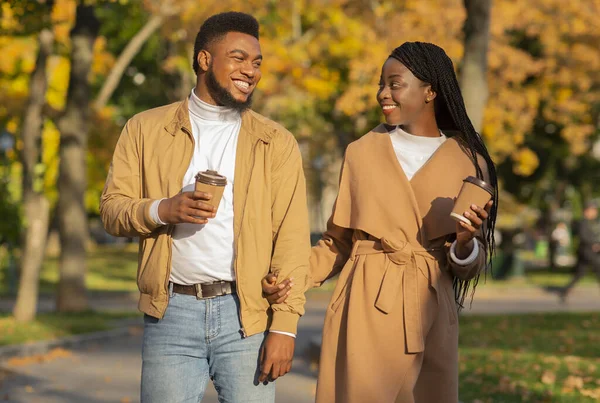 Casal preto romântico com café andando ao ar livre no parque de outono — Fotografia de Stock