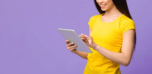 Mor Arkaplan Üzerine Dijital Tablet Üzerinde İnternet Taraması Yapan Tanımlanamayan Kız — Stok fotoğraf
