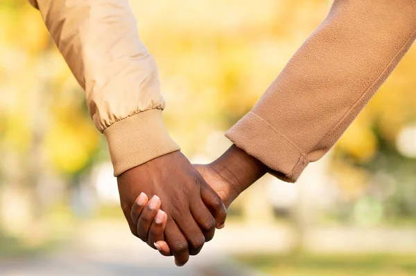 Pareja afroamericana romántica cogida de la mano al aire libre, primer plano — Foto de Stock