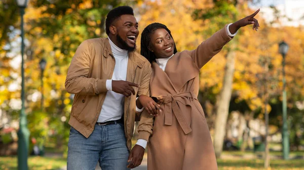 Kochająca afrykańska para randkowa w parku, korzystająca z jesiennego dnia na świeżym powietrzu — Zdjęcie stockowe