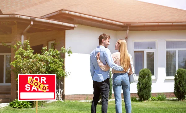 Frisch vermähltes Paar steht im Vorgarten seines neuen Wohnhauses, Leerstelle — Stockfoto