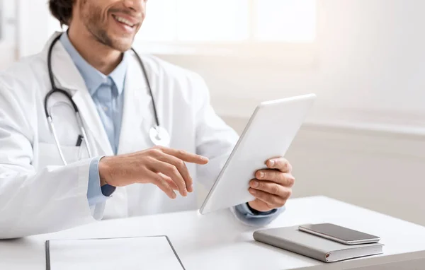 Vrolijke arts online raadplegen van de patiënt via digitale tablet — Stockfoto
