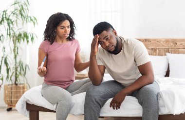 Hamilelik testi olan siyah bir kız üzgün erkek arkadaşına bağırıyor.