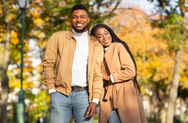 Feliz pareja afroamericana posando juntos sobre el fondo del parque de otoño —  Fotos de Stock