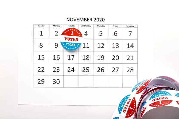 2020 년 11 월에 실시 된 대통령 선거는 투표 단추가 달려 있는 달력상에서 진행되었다 — 스톡 사진