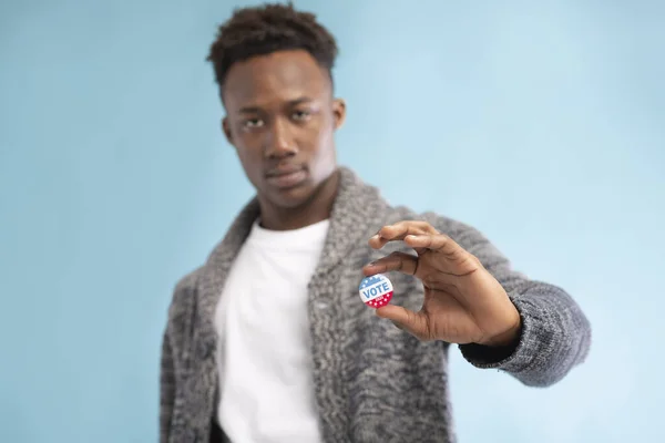 Αφροαμερικάνος με καρφωμένο κουμπί ψήφου στο μπλε — Φωτογραφία Αρχείου