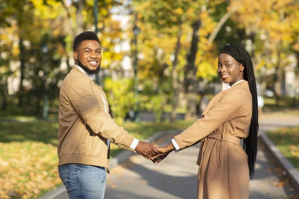 Portret szczęśliwej pary afro trzymającej się za ręce na zewnątrz — Zdjęcie stockowe