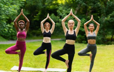 Milenyum kadınları sabahları açık havada yoga egzersizleri yapıyorlar.
