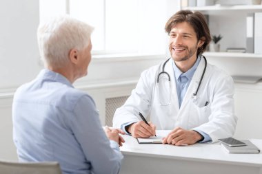 Genç dost canlısı yaşlı kadın hastaya danışmanlık yapan yaşlı bir psikiyatrist.