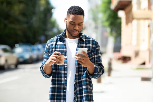 Retrato del tipo escuchando música usando teléfono bebiendo café — Foto de Stock