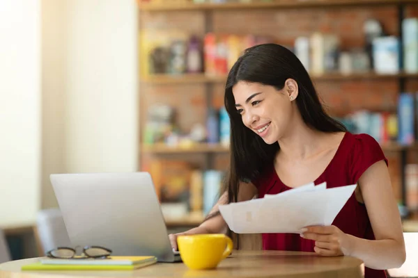 Junge asiatische Geschäftsfrau checkt Finanzberichte und arbeitet am Laptop im Café — Stockfoto