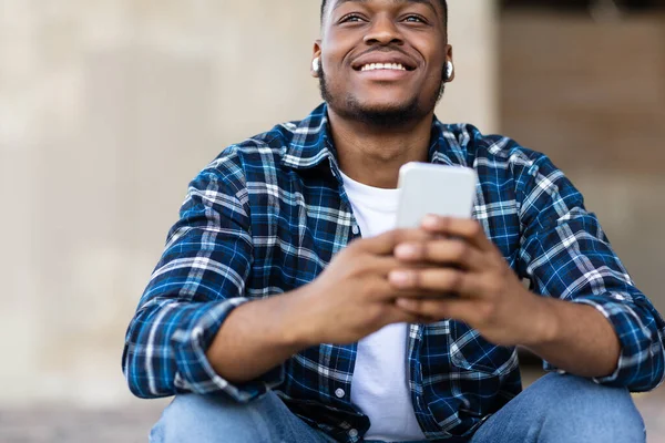 Retrato de cara ouvindo música e usando telefone inteligente — Fotografia de Stock