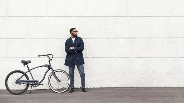 Guapo afro hombre de negocios posando con su bicicleta — Foto de Stock