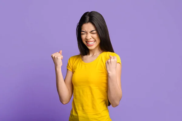 Alegria da Vitória. eufórico ásia menina celebrando sucesso com claudicado punhos — Fotografia de Stock