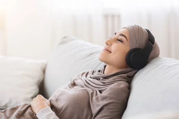 Musik Untuk Tenang. Arab Girl Listening Favorite Songs With Headphones At Home — Stok Foto