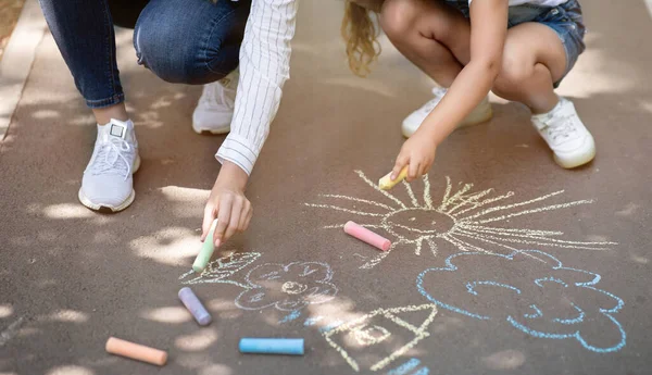 Nicht wiederzuerkennen Mutter und Tochter zeichnen mit Kreiden Spaß draußen — Stockfoto