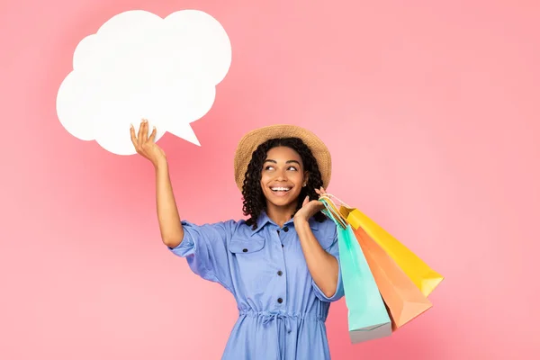 Chica africana sosteniendo discurso burbuja llevando bolsas de comprador, fondo rosa —  Fotos de Stock