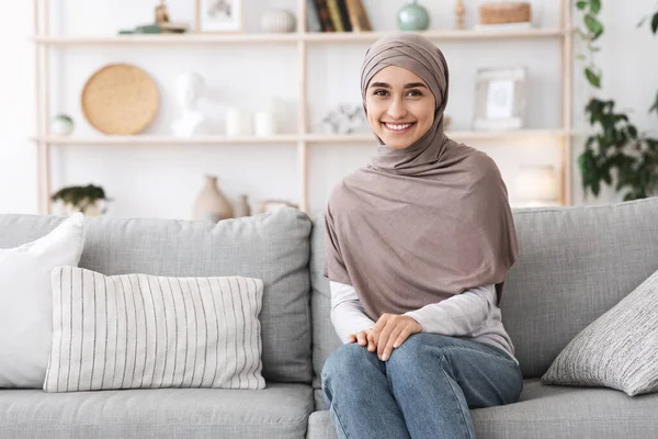 Kerendahan hati modern. Portrait Of Beautiful Islamic Woman In Hijab In Home Interior — Stok Foto
