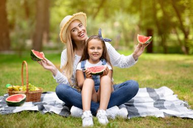 Anne ve Kız Karpuz Dışarda oturan Karpuz Pozisyonu