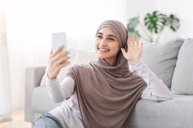 Blog Kavramı. Sosyal ağlarda Blog İçin Video Sunumu Yapan Müslüman Kız