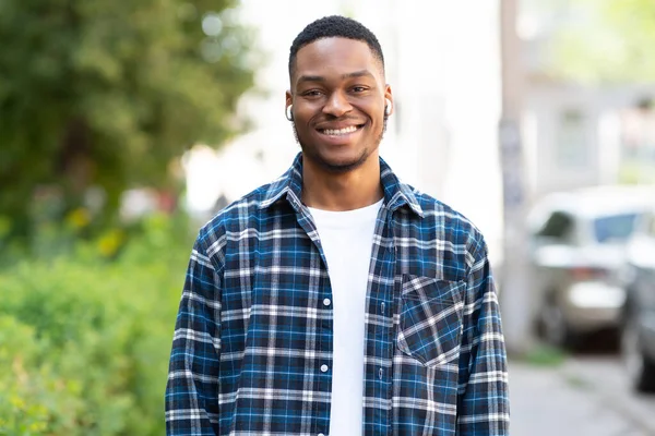 Porträt eines Afro-Typen, der Musik hört und in die Kamera schaut — Stockfoto