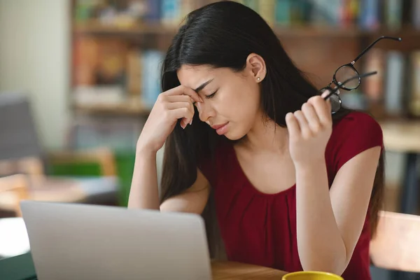 Stress pontual. Exausto asiático menina freelancer cansado depois de trabalho no laptop — Fotografia de Stock